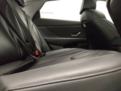 Used 2025 Hyundai Elantra Limited FWD image 19