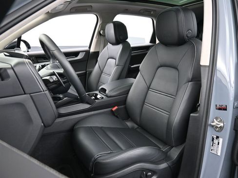 Certified 2025 Porsche Cayenne Turbo image 5