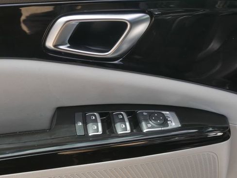 Used 2024 Kia Carnival EX FWD image 20