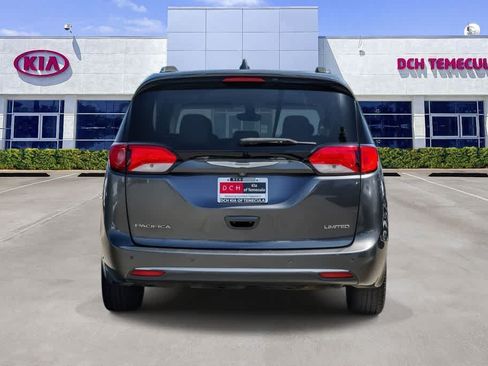 Used 2017 Chrysler Pacifica Limited w/ UConnect Theater Package FWD image 5