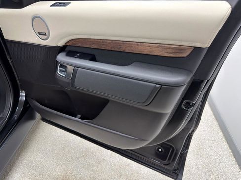 Used 2017 Land Rover Discovery HSE image 13