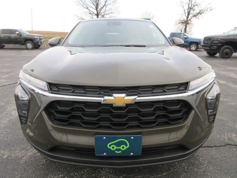 Used 2024 Chevrolet Trax LS w/ LS Convenience Package image 8