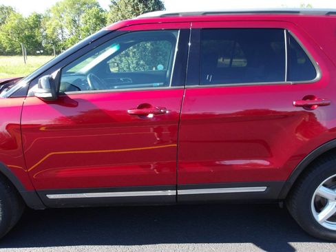 Used 2017 Ford Explorer XLT w/ Equipment Group 202A AWD/4WD image 35