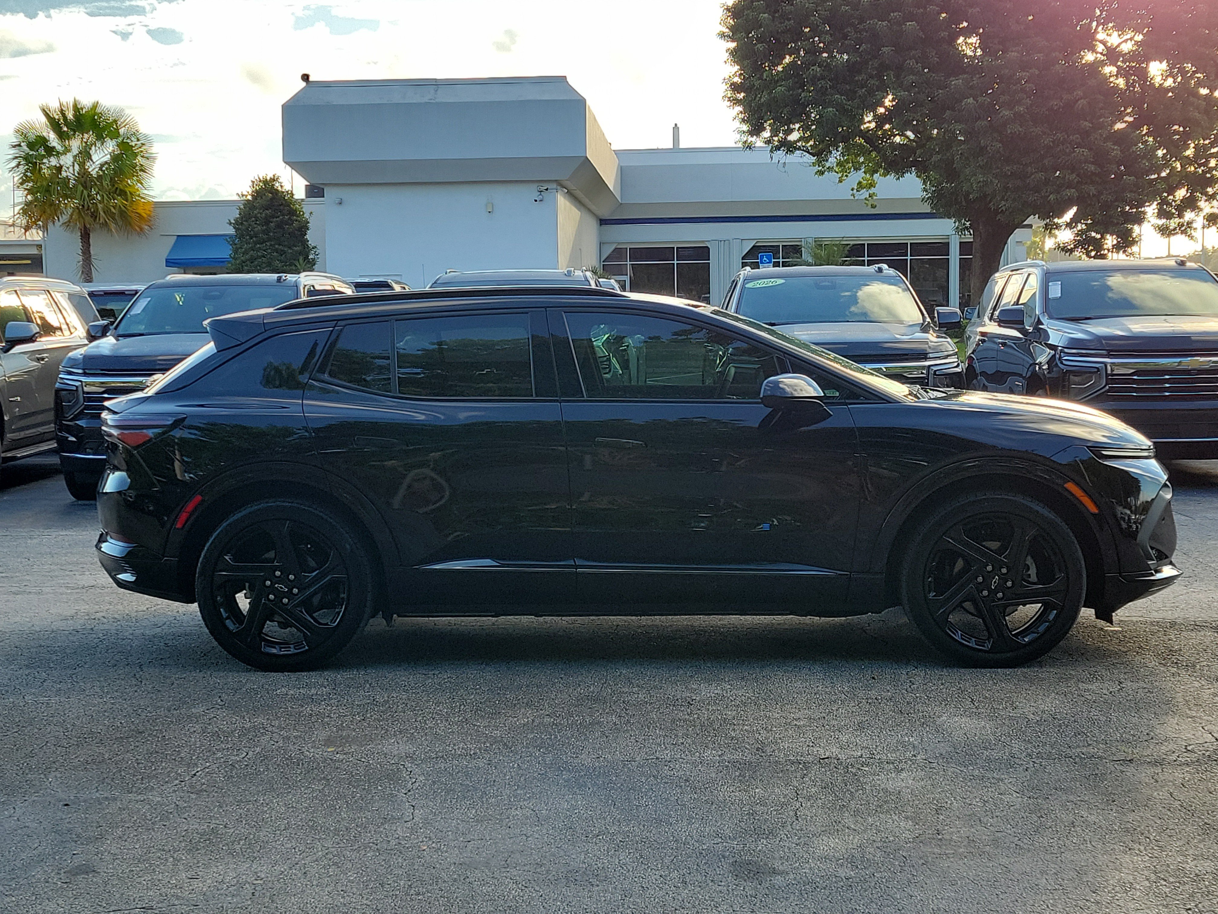Used 2024 Chevrolet Equinox EV RS FWD image 2