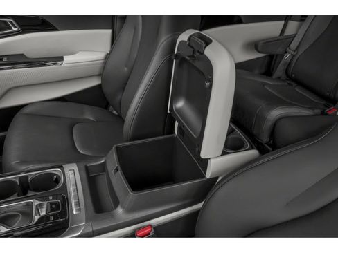 Used 2024 Kia Carnival EX FWD image 9
