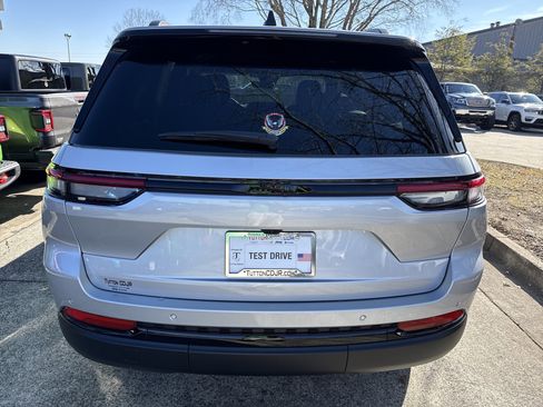 New 2025 Jeep Grand Cherokee Altitude image 5