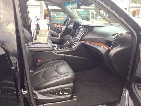 Used 2017 Cadillac Escalade ESV Luxury image 9