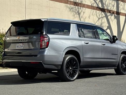 Used 2021 Chevrolet Suburban LT w/ LT Signature Package image 4