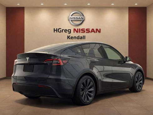 Used 2024 Tesla Model Y 2WD image 4