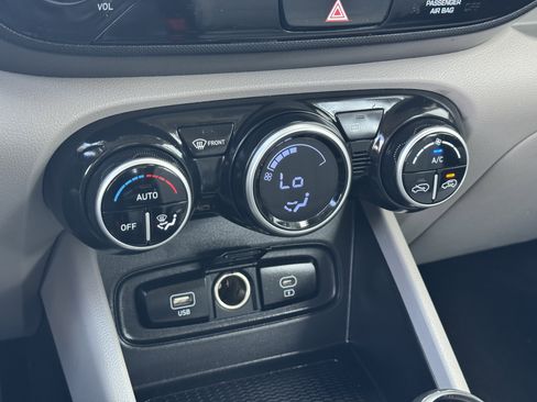 Used 2023 Hyundai Venue SEL image 27