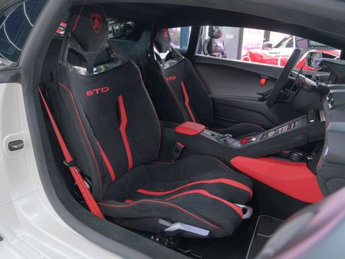 Used 2024 Lamborghini Huracan STO RWD image 17