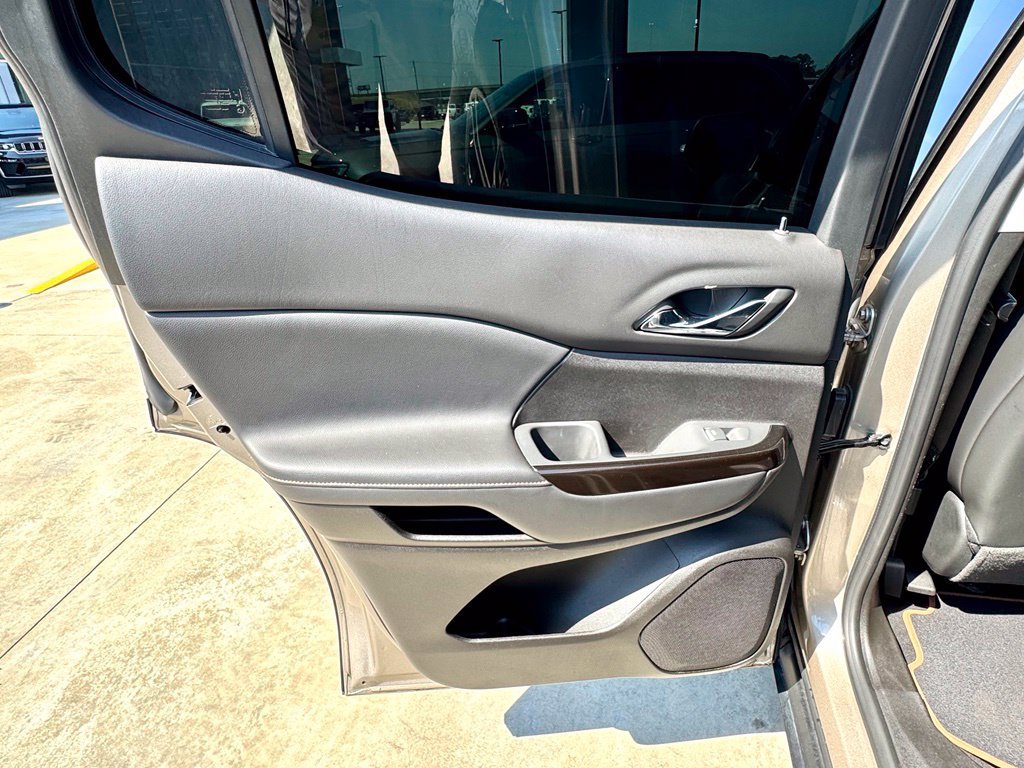 Used 2023 GMC Acadia AT4 w/ Technology Package AWD/4WD image 17