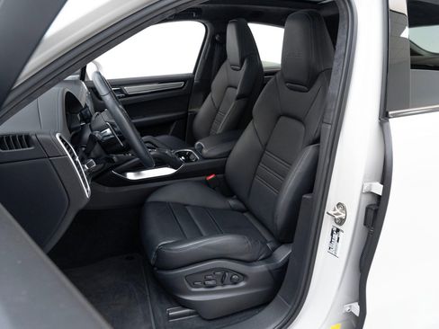 Used 2023 Porsche Cayenne Turbo image 5