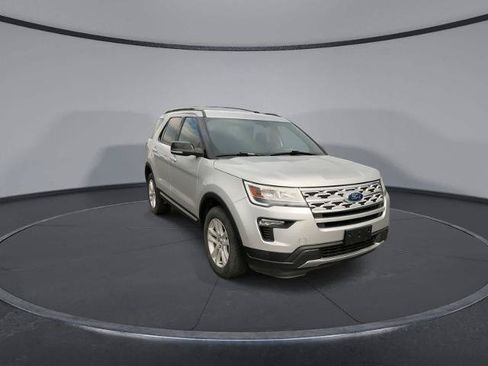 Certified 2018 Ford Explorer XLT w/ Equipment Group 201A AWD/4WD image 2