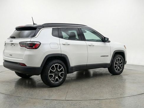 Used 2025 Jeep Compass Trailhawk image 9