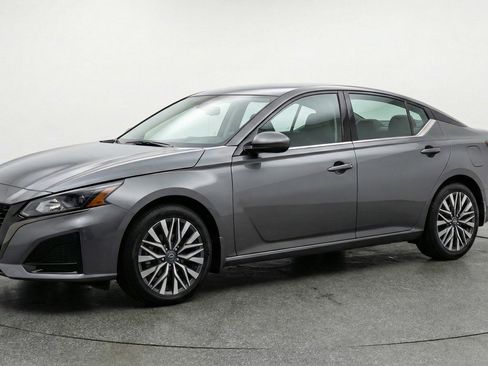 Used 2025 Nissan Altima 2.5 SV FWD image 3