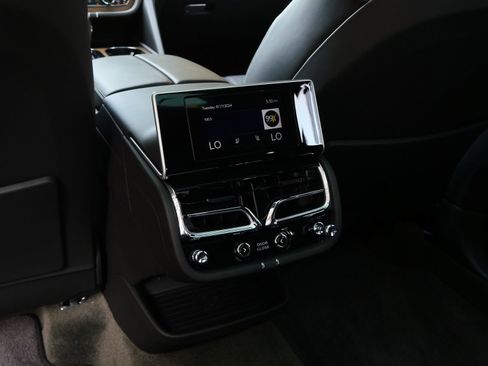 Used 2023 Bentley Bentayga Extended Wheelbase AWD/4WD image 24