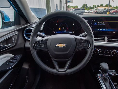 Used 2025 Chevrolet Trax LT FWD image 21