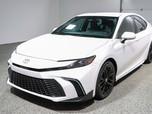 Used 2025 Toyota Camry SE FWD image 28