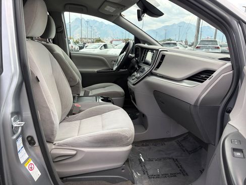 Used 2018 Toyota Sienna LE AWD/4WD image 29