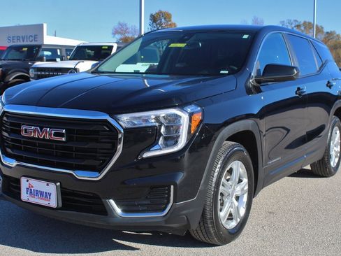 Used 2024 GMC Terrain SLE image 3