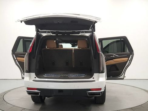 Used 2023 Cadillac Escalade Premium Luxury AWD/4WD image 14