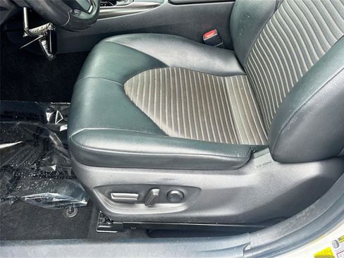 Used 2021 Toyota Camry SE FWD image 18