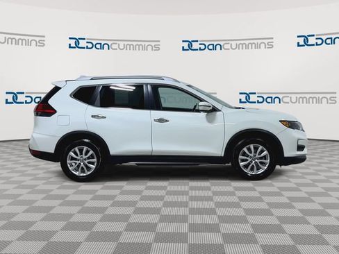 Used 2017 Nissan Rogue SV FWD image 2