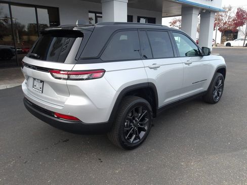 New 2025 Jeep Grand Cherokee Limited image 8