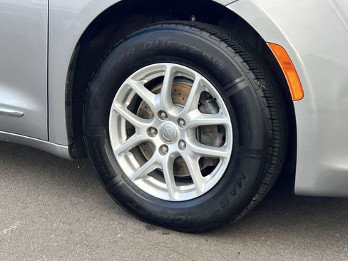 Used 2020 Chrysler Pacifica Touring-L image 11