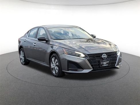 Used 2025 Nissan Altima 2.5 S image 3