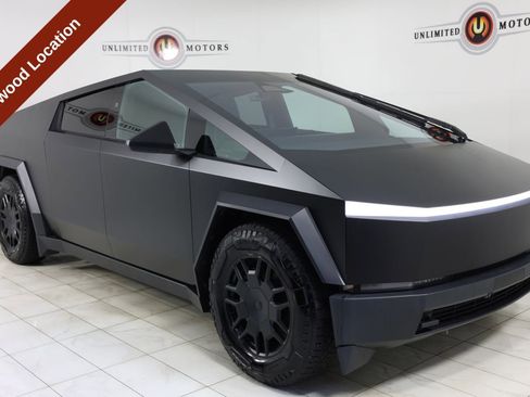Used 2024 Tesla Cybertruck AWD Crew Cab image 38