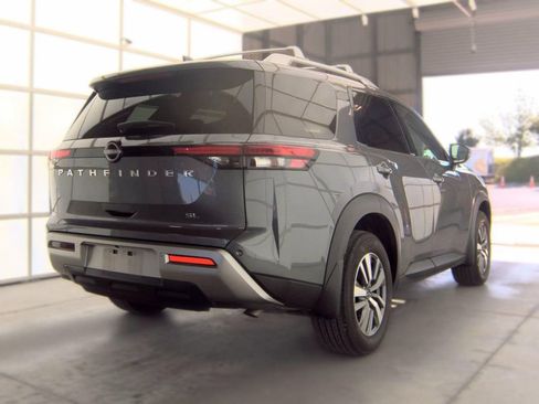 Used 2025 Nissan Pathfinder SL FWD image 9