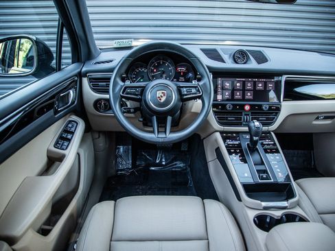 Certified 2025 Porsche Macan image 12