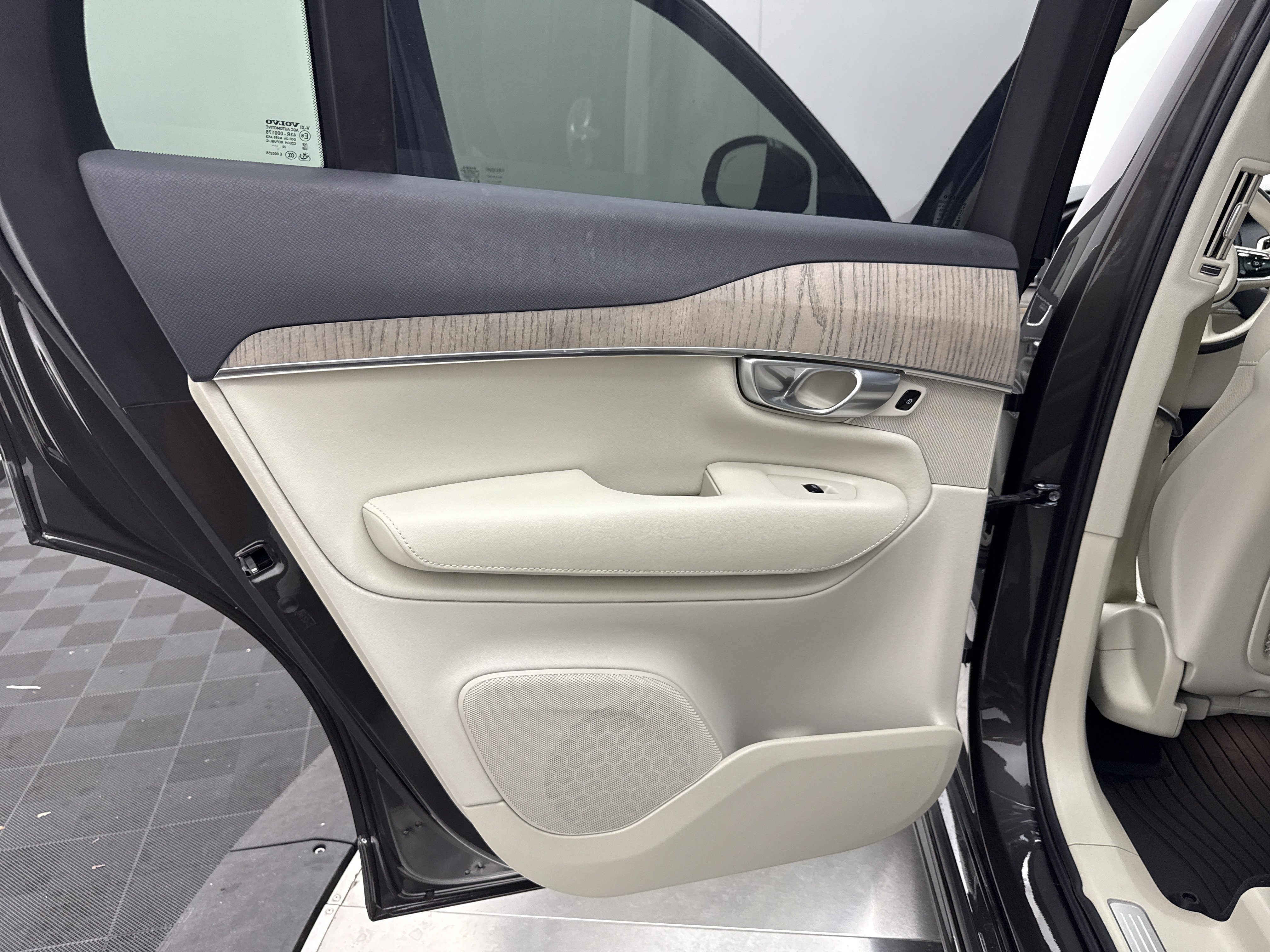 Certified 2024 Volvo XC90 B6 Plus w/ Protection Package Premier AWD/4WD image 23