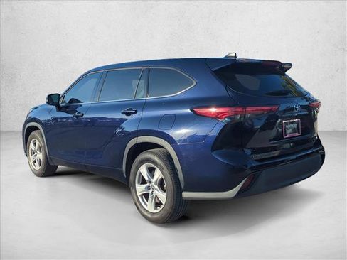 Used 2022 Toyota Highlander L FWD image 5