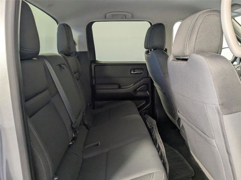 Used 2022 Nissan Frontier SV image 3