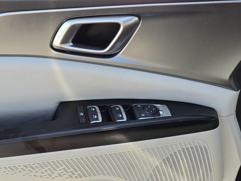 Certified 2023 Kia Carnival LX FWD image 19