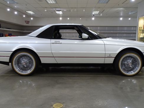 Used 1991 Cadillac Allante FWD image 18