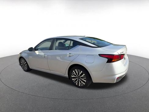 Used 2025 Nissan Altima 2.5 SV FWD image 10