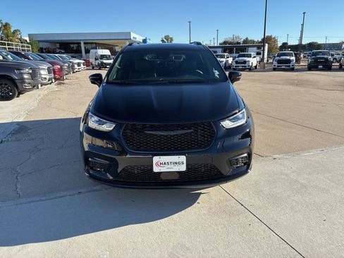 New 2026 Chrysler Pacifica Limited w/ Uconnect Theater Family Group image 10