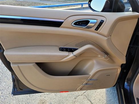 Used 2017 Porsche Cayenne Platinum Edition image 17