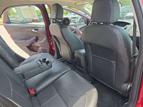 Used 2015 Ford Focus SE w/ Equipment Group 201A FWD image 12