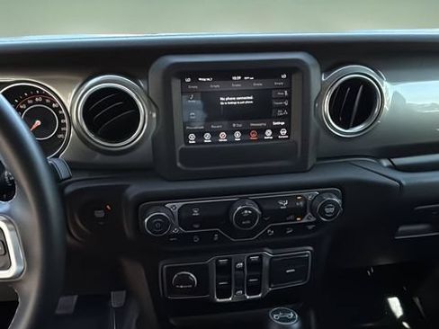 Used 2018 Jeep Wrangler Unlimited Sahara AWD/4WD image 25