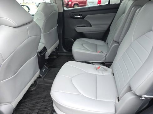 Certified 2023 Toyota Highlander XLE image 11