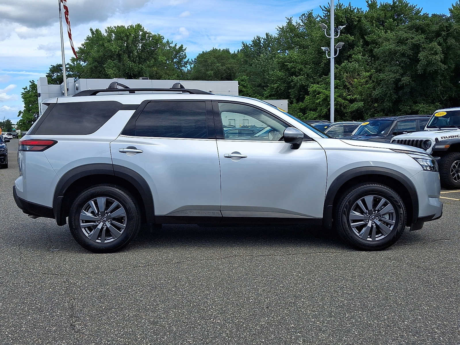 Used 2025 Nissan Pathfinder SV AWD/4WD image 7