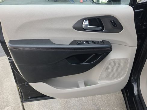 Used 2020 Chrysler Pacifica Touring-L FWD image 23