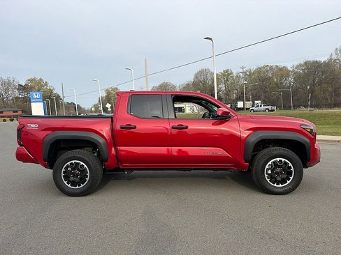 Used 2025 Toyota Tacoma TRD Off-Road AWD/4WD image 2