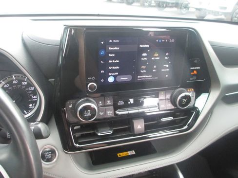 Used 2024 Toyota Highlander XLE AWD/4WD image 28