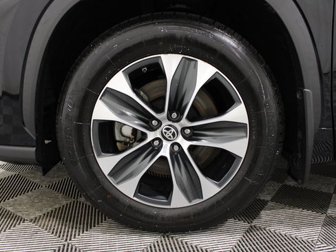Used 2020 Toyota Highlander XLE AWD/4WD image 37